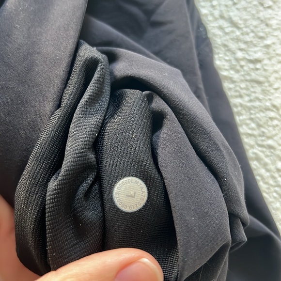 Lululemon Pace Breaker Out Of Mind Liner 9" Black Sz Large minor flaw in front - Picture 4 of 9